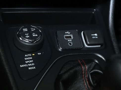 Used 2019 Jeep Cherokee Trailhawk w/ Cold Weather Group AWD/4WD image 27