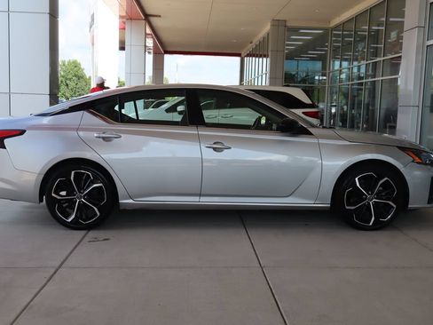 Used 2024 Nissan Altima 2.5 SR FWD image 10