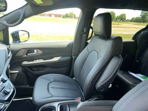 New 2027 Chrysler Pacifica Select w/ Family Tech Group FWD image 23