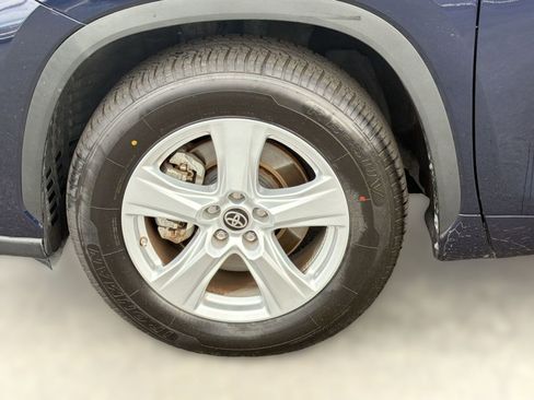 Used 2025 Toyota Highlander LE FWD image 12
