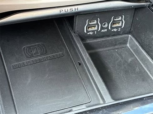 Used 2023 Chrysler Pacifica Limited image 34