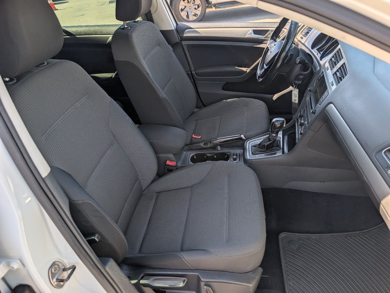 Used 2016 Volkswagen Golf S FWD image 8