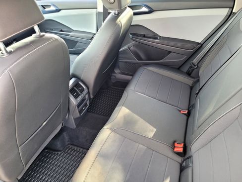 Used 2024 Volkswagen Taos SE w/ Panoramic Sunroof Package image 9