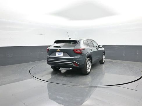 Used 2025 Chevrolet Trax LS w/ LS Convenience Package FWD image 7