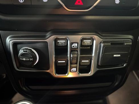 Used 2018 Jeep Wrangler Unlimited Sport S AWD/4WD image 19