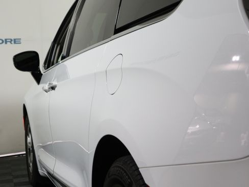 Used 2023 Chrysler Pacifica Limited FWD image 10