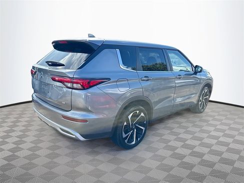 Used 2023 Mitsubishi Outlander SE image 6