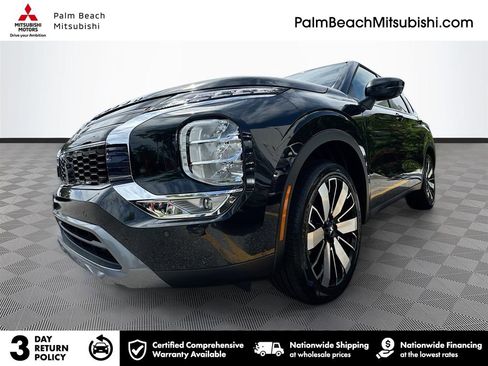 Used 2025 Mitsubishi Outlander SE image 1