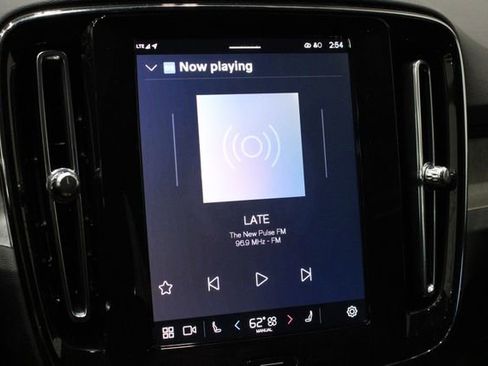 Used 2025 Volvo XC40 B5 Plus image 31