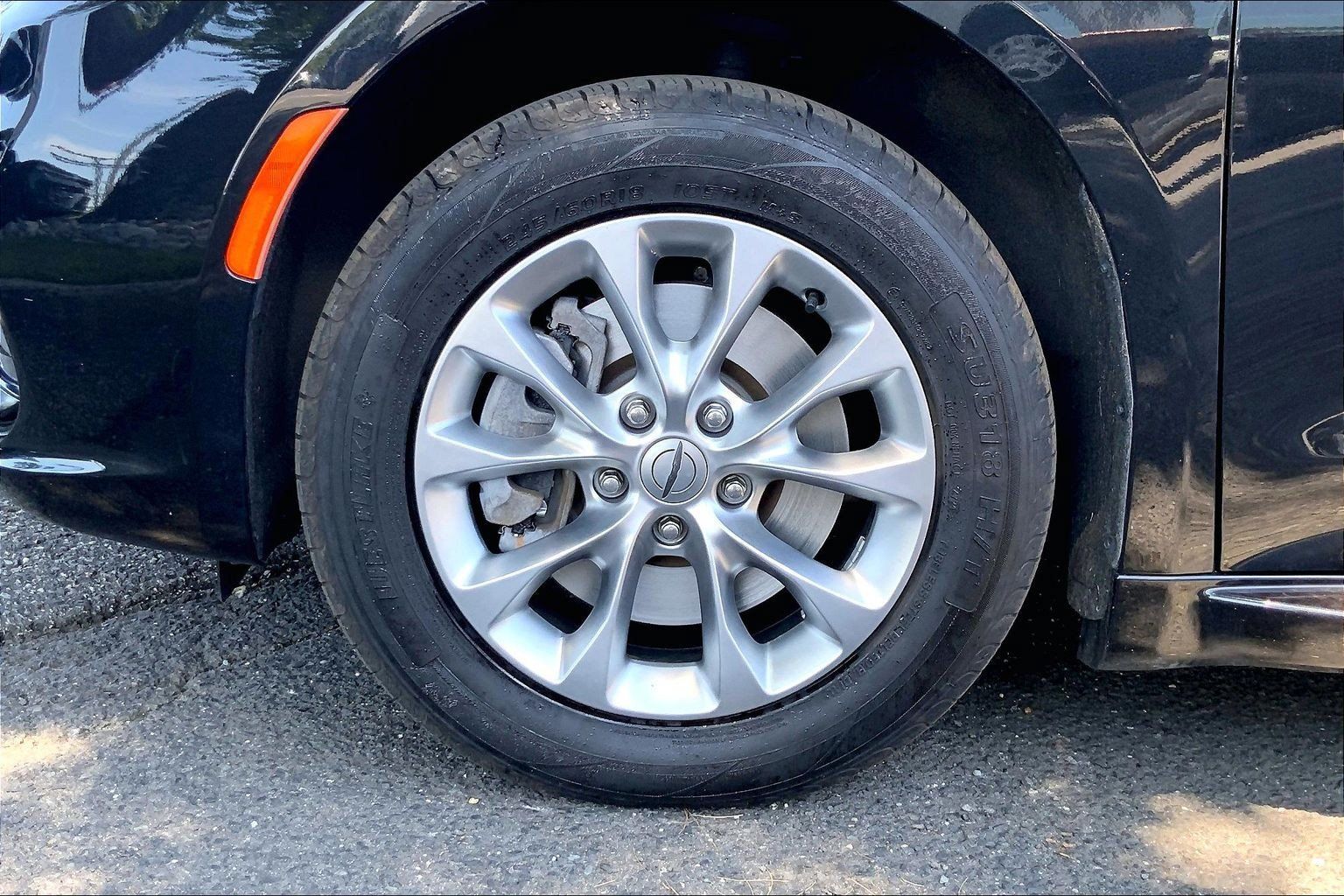 Certified 2023 Chrysler Pacifica Touring-L AWD/4WD image 8