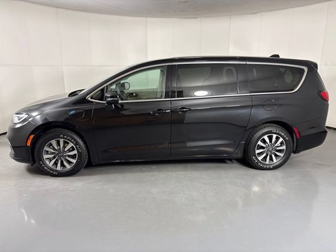 Used 2023 Chrysler Pacifica Touring-L FWD image 5