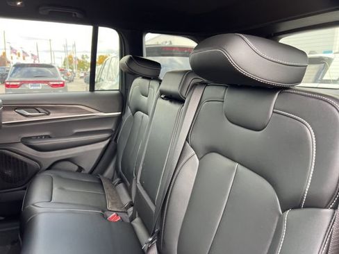 Used 2025 Jeep Grand Cherokee Limited w/ Black Appearance Package AWD/4WD image 9