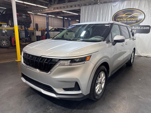 Used 2022 Kia Carnival LX image 3