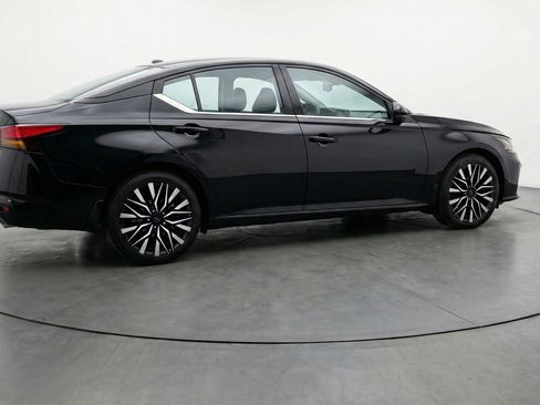 Used 2025 Nissan Altima 2.5 SV FWD image 9
