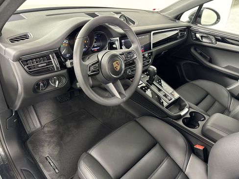Certified 2025 Porsche Macan image 4