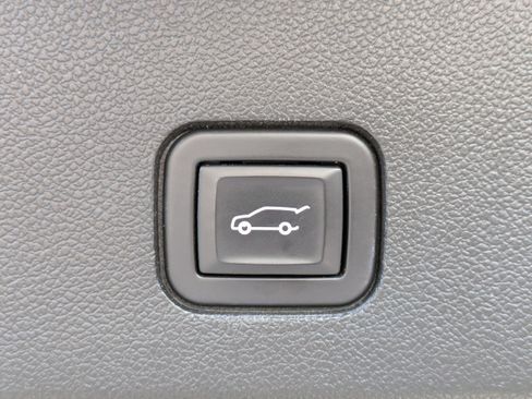 Used 2022 Cadillac XT6 Premium Luxury image 13