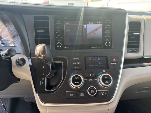 Used 2020 Toyota Sienna XLE Premium FWD image 24