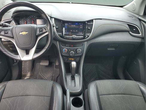 Used 2020 Chevrolet Trax LT w/ Sun & Sound Package FWD image 9