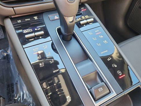 Used 2025 Porsche Macan image 14