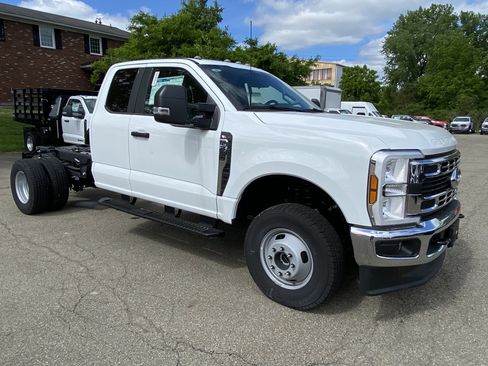 New 2025 Ford F350 XL w/ XL Chrome Package AWD/4WD image 1