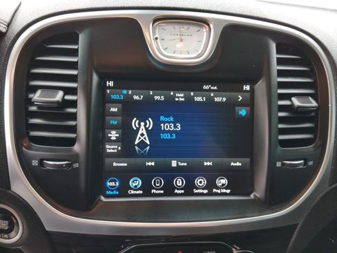 Used 2018 Chrysler 300 Touring w/ Driver Convenience Group image 20