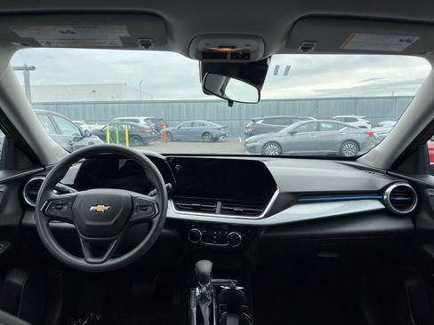 Used 2025 Chevrolet Trax LT FWD image 33