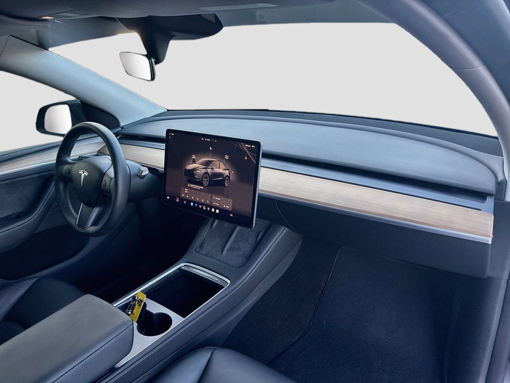 Used 2025 Tesla Model Y Long Range RWD image 28