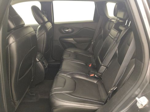 Used 2019 Jeep Cherokee Latitude Plus FWD image 18