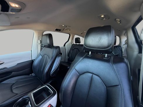 Used 2024 Chrysler Pacifica Touring-L image 41