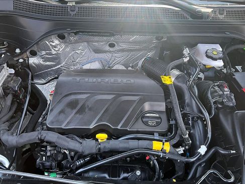 Used 2025 Chevrolet Trax LT FWD image 31