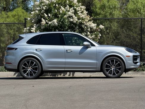 Certified 2026 Porsche Cayenne E-Hybrid AWD/4WD image 8