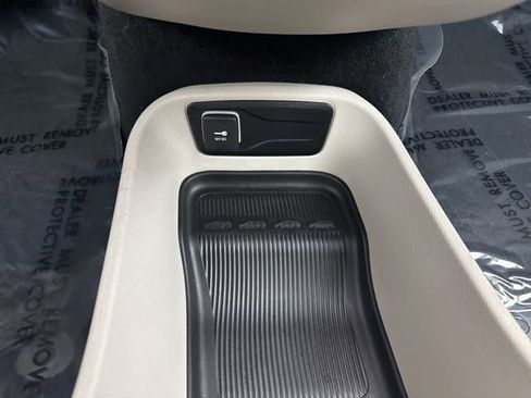 Used 2024 Chrysler Pacifica Touring-L image 26