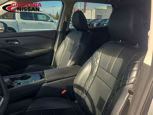 Used 2022 Nissan Rogue SV image 32