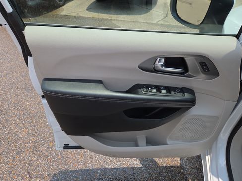 Used 2023 Chrysler Pacifica Touring-L FWD image 6