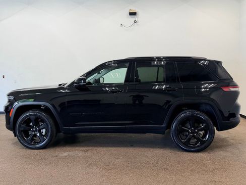 Used 2023 Jeep Grand Cherokee Limited w/ Black Appearance Package AWD/4WD image 2