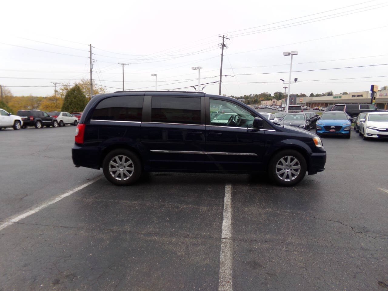 Used 2013 Chrysler Town & Country Touring FWD image 5