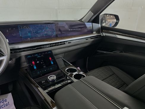 Used 2025 Cadillac Escalade Sport Platinum w/ LPO, Floor Liner Package AWD/4WD image 27