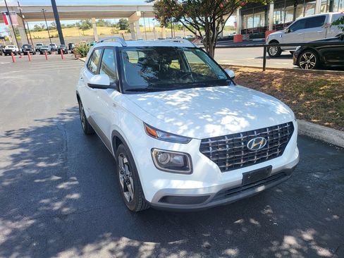 Used 2025 Hyundai Venue SEL FWD image 2