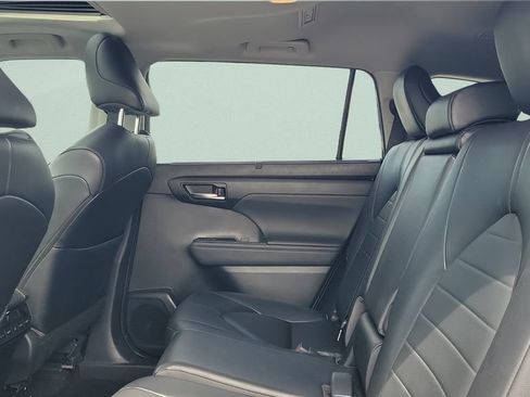 Used 2023 Toyota Highlander XLE FWD image 10