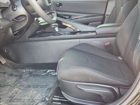 Used 2025 Hyundai Elantra SEL image 16