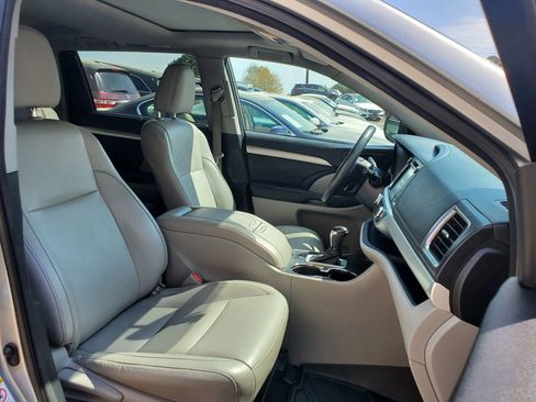Used 2016 Toyota Highlander XLE image 22