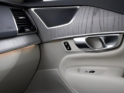 Certified 2025 Volvo XC90 T8 Plus w/ Protection Package Premier image 25