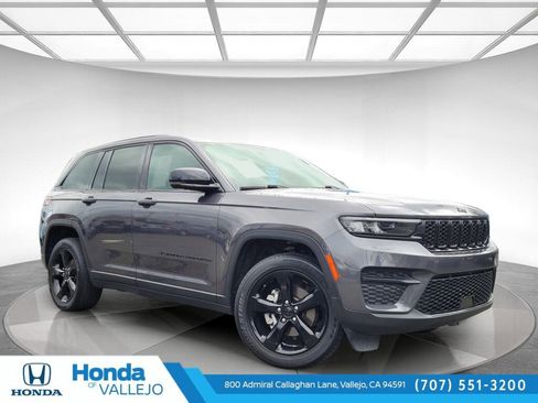 Used 2023 Jeep Grand Cherokee Altitude image 1