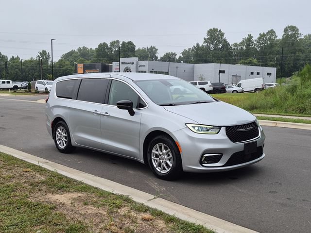Used 2024 Chrysler Pacifica Touring-L FWD image 15