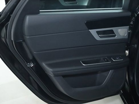 Used 2018 Jaguar XF Premium image 32