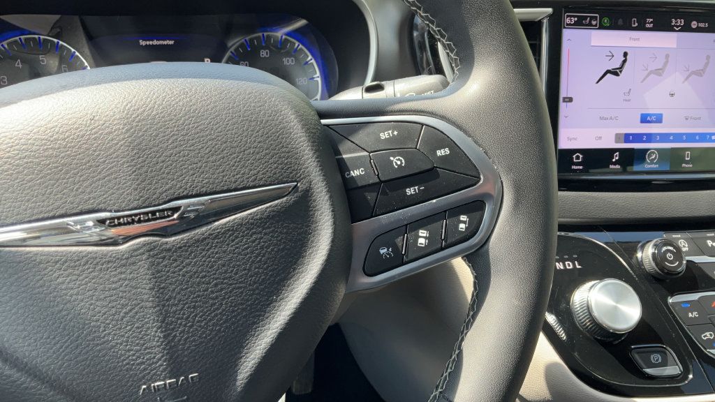 Used 2024 Chrysler Pacifica Touring-L FWD image 33