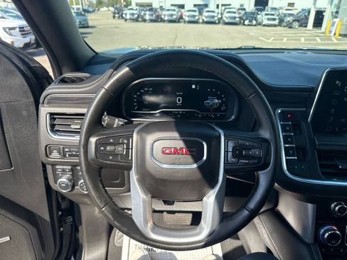 Used 2023 GMC Yukon XL SLT AWD/4WD image 16