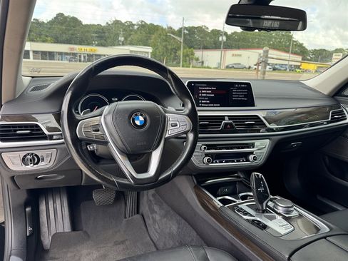 Used 2018 BMW 740i RWD image 9