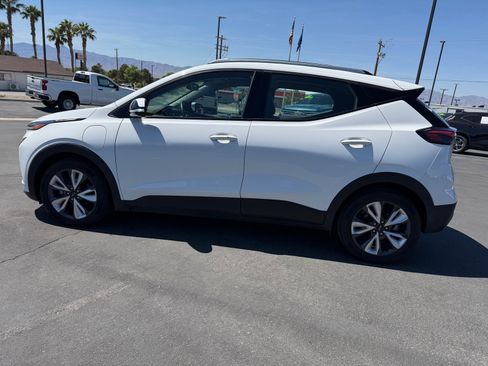 Used 2022 Chevrolet Bolt EUV LT w/ Convenience Package image 6