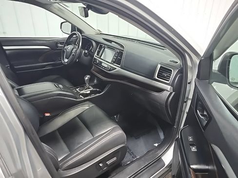 Used 2019 Toyota Highlander XLE AWD/4WD image 16